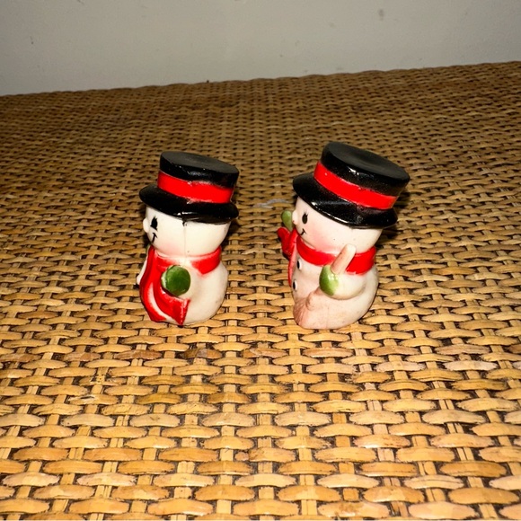 Vintage 1.5” Miniature Snowman Plastic Christmas Decor Broom Shovel Collectables - Picture 2 of 9